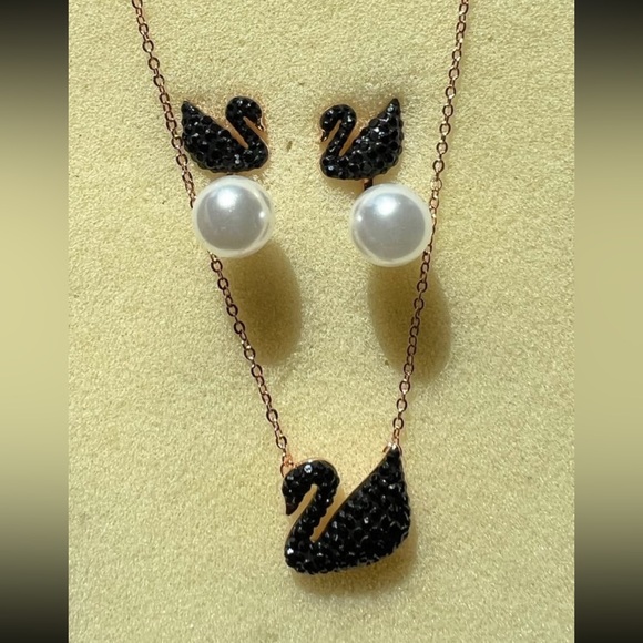 Gorgeous Rosegold plated black swan set with swarovski elements - Picture 6 of 8